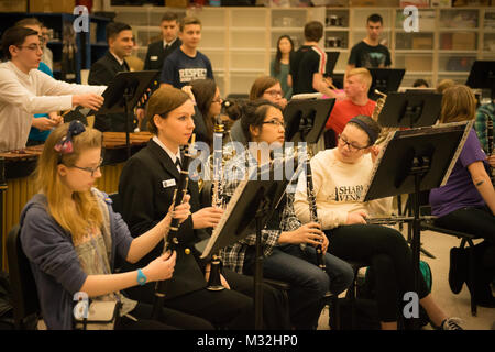 MECHANICSBURG, PA (feb. 23, 2016) musicista di prima classe Adele Mayne ripete a fianco di studenti a Cumberland Valley High School presso una clinica martedì di Mechanicsburg, Pa. U.S. La banda della marina militare è su un 25-giorno del tour del nordest degli Stati Uniti. (U.S. Navy foto di Chief Musician Melissa Vescovo/RILASCIATO) 160223-N-NW255-007 1 dalla Marina degli Stati Uniti Band Foto Stock