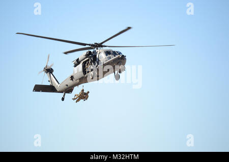 Il personale Sgt. Agosto O'Neil, Air Force guerriero ferito e compagno personale pararescueman Sgt. Nick Robillard, sono sollevati da un HH-60G Pave Hawk durante la cerimonia di apertura del 2016 U.S. Air Force prove presso la Base Aerea Militare di Nellis Nev., Feb 26, 2016.L'Air Force Le prove sono un adaptive evento sportivo progettato per promuovere il benessere mentale e fisico di gravemente feriti e ammalati e feriti militari e i veterani. Oltre un centinaio di feriti, malati o feriti service di uomini e donne provenienti da tutto il paese di competere per un posto sul 2016 Warrior Team Giochi che rappresenterà la Air Force a t Foto Stock