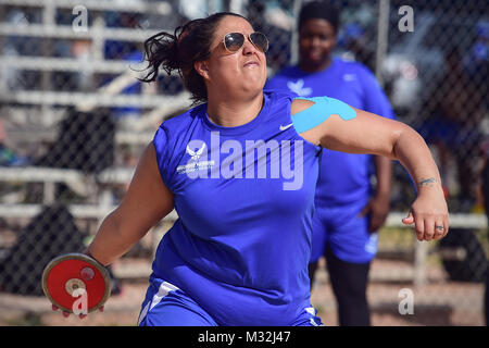 Tonya Perez getta un discus durante il 2016 Air Force prove presso la Base Aerea Militare di Nellis Nev., Mar. 1. La Air Force Le prove sono un adaptive evento sportivo progettato per promuovere il benessere mentale e fisico di gravemente feriti e ammalati e feriti militari e i veterani. Oltre un centinaio di feriti, malati o feriti service di uomini e donne provenienti da tutto il paese di competere per un posto sul 2016 Warrior Team Giochi che rappresenterà la Air Force a noi Accademia Militare di West Point nel mese di giugno. (U.S. Air Force foto di Senior Airman Taylor Curry/RILASCIATO) 160301-F-NB144-011 dalla Air Force feriti Foto Stock