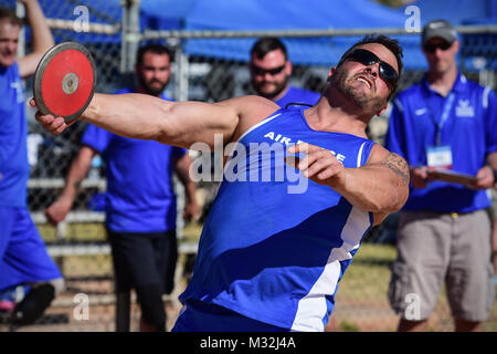 Patrick Roberts getta un discus durante il 2016 Air Force prove presso la Base Aerea Militare di Nellis Nev., Mar. 1. La Air Force Le prove sono un adaptive evento sportivo progettato per promuovere il benessere mentale e fisico di gravemente feriti e ammalati e feriti militari e i veterani. Oltre un centinaio di feriti, malati o feriti service di uomini e donne provenienti da tutto il paese di competere per un posto sul 2016 Warrior Team Giochi che rappresenterà la Air Force a noi Accademia Militare di West Point nel mese di giugno. (U.S. Air Force foto di Senior Airman Taylor Curry/RILASCIATO) 160301-F-NB144-014 dalla Air Force Wou Foto Stock