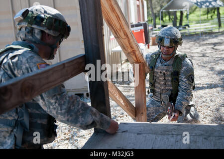 Spc. Saul Mercado, una costruzione orizzontale ingegnere con il 475th Construction Company (orizzontale), un esercito di unità di riserva da Puerto Rico, misure un set di scale prima di effettuare le riparazioni durante il combattimento Supporto Formazione esercizio 78-16-01 a Fort Hunter Liggett Cali., 08 marzo, 2016. CSTX 78-16-01 è un U.S. La riserva di esercito di esercizio condotta in più punti del paese destinato alla sfida contro le unità di supporto e soldati per migliorare e sostenere le competenze necessarie 160308-A-BG398-014 da 316ESC Foto Stock