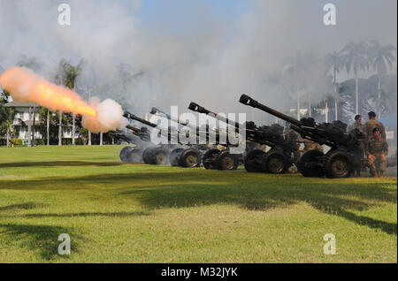 Batteria alfa, 3-7 Campo artiglieria, XXV divisione di fanteria, incendi i suoi cannoni cerimoniale durante una battenti 'V' cerimonia tenutasi nello storico Palm Circle, Fort Shafter, Hawaii, 23 marzo 2016. La cerimonia ha onorato Hara il pensionamento dopo 47 anni di servizio. Egli era stato con USARPAC fin dal 2013, periodo di tempo durante il quale egli ha operato come il vice Comandante generale della ARNG dopo USARPAC è stata elevata da un albergo a 3 stelle a comando per un albergo a 4 stelle di comando come parte dell'Asia-Pacifico ribilanciamento strategico. (U.S. Foto dell'esercito da Russell Goemaere, USARPAC Affari pubblici) cerimoniale di cannoni sparato durante USARPAC vice comandante' Foto Stock