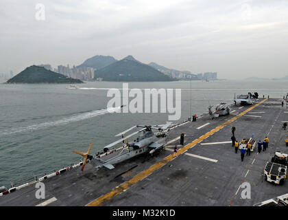 160325-N-GV721-074 HONG KONG (25 marzo 2016) Amphibious Assault nave USS Boxer (LHD 4) prende il via da Hong Kong. Il Boxer anfibio gruppo pronto, xiii Marine Expeditionary Unit team partì di Hong Kong dopo la loro prima visita porta poiché uscire a San Diego per la distribuzione Febbraio 12. Mentre in porto i marinai e Marines hanno avuto la possibilità di godersi la cultura e la cucina locali, hanno partecipato a tour organizzati, e ha partecipato a scambi culturali ed eventi sportivi con gruppi locali. (U.S. Foto di Marina di Massa lo specialista di comunicazione 2a classe Brian Caracci/RILASCIATO) USS Boxer in partenza da Hong Kong dopo Foto Stock