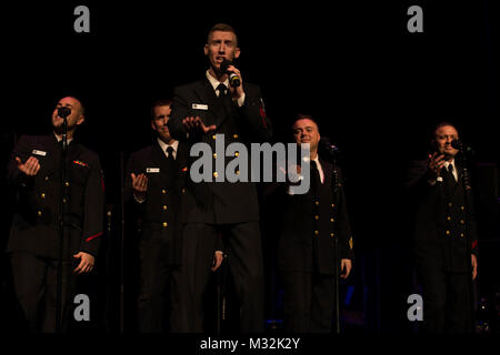 YORK, PA (1 aprile 2016) musicista di prima classe Adam Whitman canta la musica della Motown con la marina degli Stati Uniti Band Sea Chanters chorus durante un concerto presso il Centro pullo di York, Pa. Il Sea Chanters sono su un 22-giorno del tour del nordest degli Stati Uniti. (U.S. Navy foto di Chief Musician Melissa Vescovo/RILASCIATO) 160401-N-NW255-078 dalla Marina degli Stati Uniti Band Foto Stock