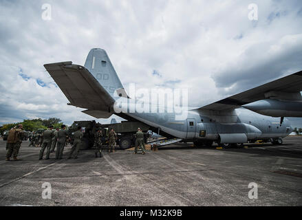 Stati Uniti Marine Corps e Philippine Air Force membri guarda un M142 ad alta mobilità di artiglieria sistemi a razzo carico durante Balikatan 16 in Clark Air Base, Filippine, Aprile 6, 2016. Dopo il caricamento, l'equipaggio di antenna Marine Refueler squadrone di trasporto 152, Marine Aircraft Group 12, 1° Marine ala aerei volò il HIMARS per la prima volta nelle Filippine. Quest anno segna la trentaduesima iterazione della Balikatan degli Stati Uniti in cui i membri del servizio continuano a lavorare "spalla a spalla" con i membri delle forze armate delle Filippine per aumentare la prontezza combinato a situazioni di crisi e di conflitto attraverso il Indo-Asia-Pac Foto Stock