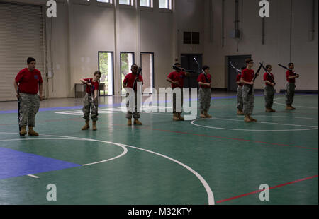 Gli studenti da Dallas, Houston e Austin school district competere in un trapano JROTC concorrenza a Camp Mabry durante l annuale Texas Dipartimento Militare Open House e gli eroi americani Air Show, Aprile 16, 2017 in Austin, Texas. Il comando Sgt. Il Mag. Contrassegnare Weedon, senior leader arruolato per il Texas Dipartimento Militare e noncommissioned ufficiali dell esercito del Texas la guardia nazionale ha contribuito a giudicare la concorrenza. (U.S. Esercito nazionale Guard foto di Capt. Maria Mengrone/ Rilasciato) 160416-Z-OK423-035 da Texas Dipartimento Militare Foto Stock