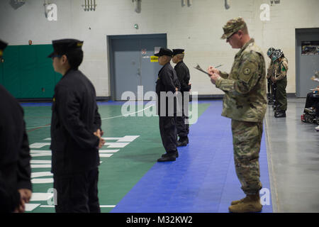 Gli studenti da Dallas, Houston e Austin school district competere in un trapano JROTC concorrenza a Camp Mabry durante l annuale Texas Dipartimento Militare Open House e gli eroi americani Air Show, Aprile 16, 2017 in Austin, Texas. Il comando Sgt. Il Mag. Contrassegnare Weedon, senior leader arruolato per il Texas Dipartimento Militare e noncommissioned ufficiali dell esercito del Texas la guardia nazionale ha contribuito a giudicare la concorrenza. (U.S. Esercito nazionale Guard foto di Capt. Maria Mengrone/ Rilasciato) 160416-Z-OK423-038 da Texas Dipartimento Militare Foto Stock