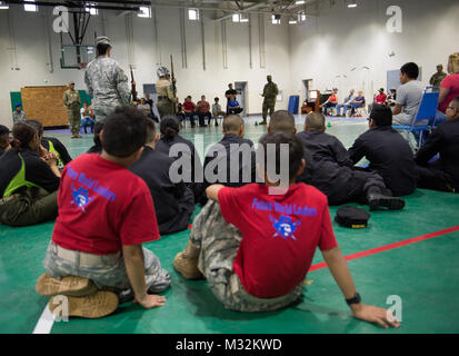 Gli studenti da Dallas, Houston e Austin school district competere in un trapano JROTC concorrenza a Camp Mabry durante l annuale Texas Dipartimento Militare Open House e gli eroi americani Air Show, Aprile 16, 2017 in Austin, Texas. Il comando Sgt. Il Mag. Contrassegnare Weedon, senior leader arruolato per il Texas Dipartimento Militare e noncommissioned ufficiali dell esercito del Texas la guardia nazionale ha contribuito a giudicare la concorrenza. (U.S. Esercito nazionale Guard foto di Capt. Maria Mengrone/ Rilasciato) 160416-Z-OK423-052 da Texas Dipartimento Militare Foto Stock