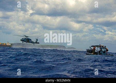 L'eliminazione degli ordigni esplosivi (EOD) tecnici, assegnato per l'eliminazione degli ordigni esplosivi unità mobile (EODMU) 5, condotta contromisura mine pouncer procedure al largo di Guam con membri della Royal Australian Navy gioco Diving Team durante l'esercizio Tricrab, 10 maggio 2016. Tricrab è un esercizio combinato che coinvolgono forze militari provenienti da cinque paesi diversi che si concentra sul rafforzamento delle relazioni all interno della regione Asia Pacifico attraverso la formazione e gli scambi di informazioni, per migliorare EOD e immersioni subacquee relative interoperabilità. (U.S. Navy combattere la foto della telecamera tramite la comunicazione di massa Offerte Foto Stock