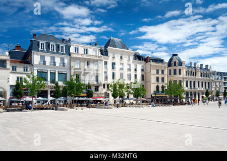 Poitiers, Nouvelle-Aquitaine, Francia - Luglio 03, 2012: Place du Marechal Leclerc a Poitiers con edifici architettonici e caffè su una calda estate da