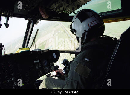 Immagini da Matthew Thomas durante la riserva navale attive di formazione al NAS Sigonella, Sicilia nel maggio 2003 HC-4 stalloni nero sono di stanza presso NASSIG. Equipaggio: AM1 James Hale- HC-4 da PH1 Thomas 119 da navalsafetycenter Foto Stock