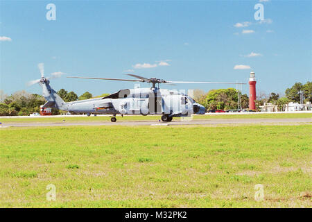 HSL-46 foto op in volo e intorno a Mayport e Jacksonville FL. 3/01 FOTO DI MATTEO J THOMAS HAC-XO-JEFF BARTKOSKI LTJG JAMES GRIECO EQUIPAGGIO- AW3 SHAWN LINSEY (SAR) #504 HSL46 seahawk 17 da navalsafetycenter Foto Stock