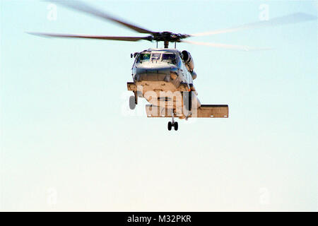 HSL-46 foto op in volo e intorno a Mayport e Jacksonville FL. 3/01 FOTO DI MATTEO J THOMAS HAC-XO-JEFF BARTKOSKI LTJG JAMES GRIECO EQUIPAGGIO- AW3 SHAWN LINSEY (SAR) #504 HSL46 seahawk 04 da navalsafetycenter Foto Stock