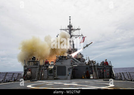 140915-N-ONU259-006 OCEANO PACIFICO (sett. 15, 2014) La classe Arleigh-Burke guidato-missile destroyer USS Stethem (DDG 63) incendi un harpoon missile durante un esercizio di affondamento (SINKEX) che è una parte della protezione Valiant 2014. Aria e mare le unità dalla U.S. Navy, Marine Corps e Air Force ha partecipato all'esercizio di affondamento della ex-USS Fresno per acquisire competenza nelle tattiche, targeting e vivere sparare contro una superficie bersaglio in mare in condizioni che non potrebbero essere altrimenti simulato. Il rigoroso rispetto di agenzia per la Protezione Ambientale regolamenti sono stati seguiti per assicurare gli esseri umani animali marini weren' Foto Stock