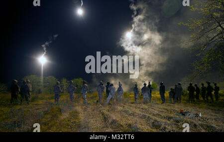 I soldati delle forze armate indonesiane' 411 Raider battaglione di fanteria e 2° Battaglione, 1° Reggimento di Fanteria, 2° Stryker Brigade Combat Team, seconda divisione di fanteria condurre un esercizio di malta durante la Garuda scudo 2014, Sett. 19. Garuda scudo 2014 è un accordo bilaterale, tattiche di esercitazione militare sponsorizzato da U.S. Esercito Pacifico Comando e ospitato da parte delle forze armate indonesiane. Circa 1.200 personale dalla U.S. Esercito e Forze Armate Indonesiane sarà condotta una serie di eventi di formazione incentrati sulle operazioni a sostegno della pace. (Foto di U.S. Army Sgt. Brooks Fletcher, XVI Mobile degli affari pubblici D Foto Stock