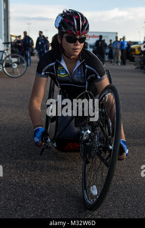 Stati Uniti Air Force atleta Sarah Evans si riscalda prima la sua bicicletta reclinata gara Settembre 29, 2014 a Fort Carson, Colorado. Il guerriero giochi consiste di atleti provenienti da tutto il Dipartimento della Difesa, che ha giocato in stile paralimpici eventi per il loro rispettivo ramo militare. Lo scopo del gioco è quello di contribuire a mettere in evidenza il potenziale illimitato di guerrieri attraverso gli sport competitivi. (U.S. Air Force foto di Airman 1° classe regina Taylor) 140929-F-SP601-013 dalla Air Force guerriero ferito Foto Stock