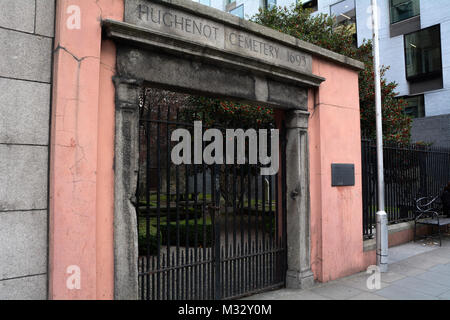 Un vecchio cimitero ugonotta nel centro cittadino di Dublino , Irlanda Foto Stock