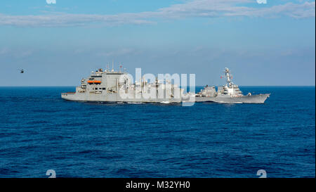 170305-N-BL637-024 sul Mare del Sud della Cina (5 marzo 2017) Il Arleigh Burke-class guidato-missile destroyer USS Wayne E. Meyer (DDG 108), a destra conduce a una ricostituzione in mare con la forza militare di comando Sealift dry-cargo e munizioni nave USNS Richard E. Byrd (T-AKE 4). Wayne E. Meyer è su un pacifico occidentale di implementazione con la Carl Vinson Carrier Strike gruppo come parte dell'U.S. Flotta del pacifico-led iniziativa di estendere il comando e le funzioni di controllo di Stati Uniti 3a flotta. (U.S. Foto di Marina di Massa lo specialista di comunicazione 2a classe Sean M. Castellano/RILASCIATO) USS Wayne E. Meyer refuels, rifornisce, c Foto Stock