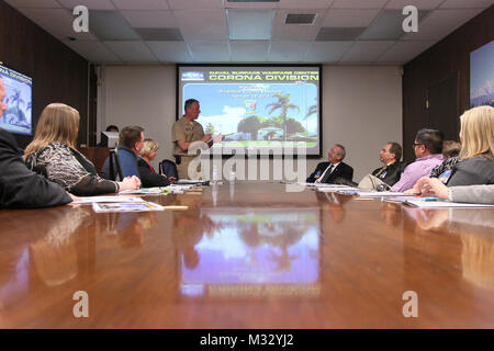 140218-N-HW977-114 NORCO, California (Feb. 18, 2014) dei funzionari comunitari che rappresentano il Riverside County tour delle strutture in superficie navale Warfare Center (NSWC) Divisione della Corona come parte di un Feb. 18 visita nella quale il cap. Eric Ver Hage, NSWC Corona comandante, espresso un intento a coltivare un maggiore coinvolgimento tra la sua organizzazione e quelli di tutta la contea. Il tour è stato frequentato da funzionari eletti e membri del personale presso gli uffici di Tom Freeman, Jeffrey Pietra, Giovanni Tavaglione e Jay Orr. Oppurer, Riverside County's delegato, ha detto che una più stretta collaborazione potrebbe ri Foto Stock