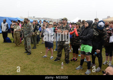 I partecipanti nel Texas Veterans commissione "Rock il vostro Camo" 5K eseguire sono accolti al Camp Mabry, ad Austin, in Texas, per la gara svoltasi sul post, 8 marzo 2014. Ai partecipanti è stato chiesto di indossare il camuffamento durante la gara. Il "Rock il vostro Camo" evento è stato ospitato dal Texas Veterans Commissione e supportati da Texas forze militari Famiglia servizi di assistenza e il veterano di numerose organizzazioni femminili e onorato tutti i veterani del Texas per il loro servizio e sacrifici. (U.S. Esercito nazionale Guard foto di Capt. Martha Nigrelle) Texas Veteran's commissione dal Texas Dipartimento Militare Foto Stock