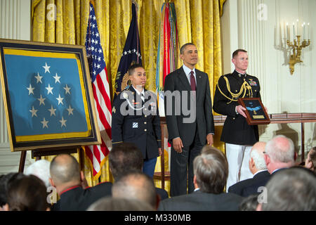 U.S Army Sgt. Ashley Randall ascolta le azioni eroiche suo nonno, Pvt. Miguel A. Vera eseguita durante la guerra di Corea, alla Casa Bianca di Washington D.C., il 18 marzo 2014. Il presidente Barack Obama ha presentato 24 medaglie d'onore in una cerimonia rara intende commemorare atti di coraggio che il governo ha concluso è stato riconosciuto molto tempo fa. (U.S. Esercito foto di Sgt. Mikki L. Sprenkle/RILASCIATO) il Presidente Barack Obama ha presentato le medaglie d'onore da #PACOM Foto Stock