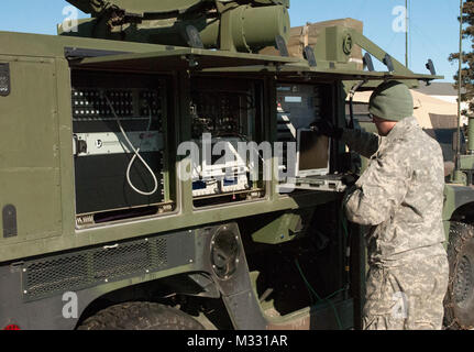 BASE COMUNE ELMENDORF-Richardson, Alaska -- Spc. Joel A. Resler, con la cinquantanovesima battaglione del segnale consente di impostare un/TSC-156 Phoenix tv qui durante l'Alaska schermo 14, Aprile 2, 2014. La 59a è stato affidato il compito di ristabilire la comunicazione dopo un black-out si è verificato durante l'esercizio. Alaska schermo 14 è un esercizio che comporta a livello federale, statale e locale e gli enti militari, progettato per testare la risposta e gli sforzi di coordinamento durante un disastro ed è modellato dopo il terremoto del 1964 e il successivo tsunami che ha devastato l'Alaska. (U.S. Esercito foto di Spc. Vero Thao) Imposta un TSC-156 satelli Phoenix Foto Stock