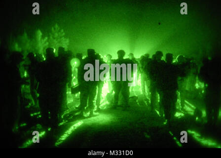 Fantassin esperti candidati Badge attendere all'inizio della 12-miglio a piedi prima di marzo Il sole sorge, 3 aprile 2014, sulla Fort Stewart, Ga. Tutti i 94 candidati che hanno iniziato il piede marzo è arrivato sul campo Cottrell nel tempo assegnato, in cui essi sono stati concessi dalla BEI. (U.S. Esercito Foto di Sgt. Joshua Laidacker, quarto IBCT, 3° ID, Affari pubblici) Ruck marzo prima del sorgere del sole dalla Georgia la Guardia Nazionale Foto Stock