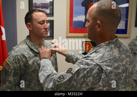 Il personale Sgt. Ryaan Villagomez, un leader di squadra con 1° Battaglione, xxiv reggimento di fanteria è aggiudicato l'esercito encomio medaglia da magg. Gen. Michael Shields, Comandante generale degli Stati Uniti Esercito Alaska Feb. 16. Il personale Sgt. Villagomez si è aggiudicato la medaglia per eseguire la vita-misure di risparmio su un civile mentre era sul dazio provvisorio in Columbus, Ga. (U.S. Foto dell'esercito da Spc. Andy Geisler, 1/25 SBCT Affari pubblici) Stryker soldato aggiudicati per l'esecuzione di life-azioni di risparmio da 1 Stryker Brigade Combat Team lupi artico Foto Stock