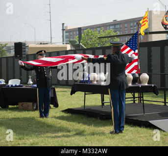 Il personale Sgt. Tyler Blaise, sinistra e Sgt. Jonathan Strother, destra, piegare la bandiera durante la mancante in America successi del progetto cerimonia al Camp Mabry di Austin, in Texas, il 27 aprile 2014. Entrambi i soldati, dal Texas militari di forze militari Gli onori funebri distacco, hanno partecipato alla cerimonia per onorare 12 veterani non ritirata prima della loro inumazione al Texas centrale stato cimitero dei veterani del 28 aprile 2014. Il MIAP localizza e identifica e provvede per il funerale di veterano non reclamata rimane in tutto il paese. (U.S. Esercito nazionale Guard photo by Staff Sgt. Jennifer D. Atkinson, Texas Milit Foto Stock