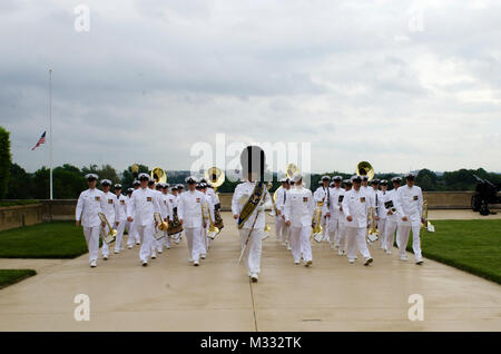 140515-N-HG258-007 Arlington, VA (15 maggio 2014) Senior Chief musicista Michael Bayes, centro conduce la U.S. Navy cerimoniale di nastro sul Pentagono fiume sfilata di ingresso campo prima di un pass -in-review. Presidente del Comune di capi di Stato Maggiore dell Esercito, generale Martin Dempsey ha ospitato l'evento per generale cinese Fang Fenghui come parte di un intero onori cerimonia di arrivo al Pentagono per i cinesi il Capo di Stato Maggiore dell Esercito di Liberazione del Popolo. (U.S. Navy Foto di MUC Stephen Hassay/RILASCIATO) Cinese cerimonia di arrivo al Pentagono dalla Marina degli Stati Uniti Band Foto Stock