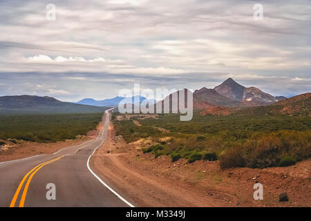 Famosa Ruta 40 denominato anche Ruta Quarenta passando attraverso alcuni impressionanti e di forma strana montagna in Argentina, Sud America Foto Stock