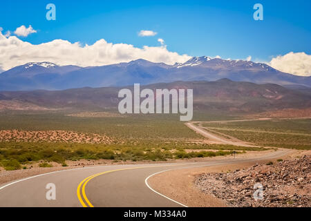 Famosa Ruta 40 denominato anche Ruta Quarenta passando attraverso alcuni impressionanti e di forma strana montagna in Argentina, Sud America Foto Stock