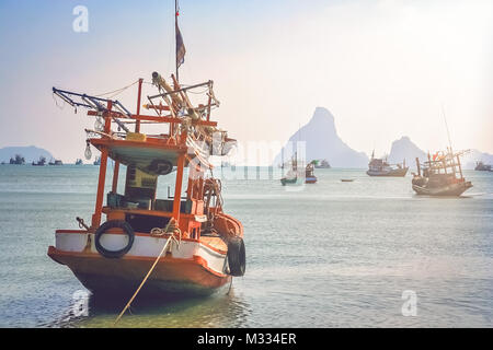 In legno tradizionale barca da pesca sulla costa della Thailandia, Asia Foto Stock