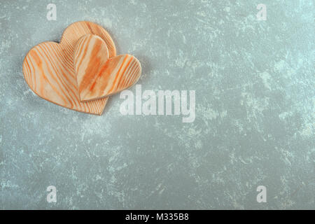 Paio di cuori di legno su un sfondo astratto. Il giorno di San Valentino sfondo. matrimonio cuori. Foto Stock