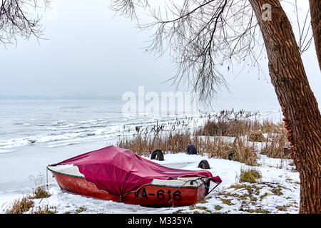 Il motoscafo coperto con rivestimento in tessuto sulla banca del fiume Narew in Serock, Polonia Foto Stock