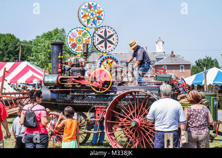 Kutztown Pennsylvania, Kutztown Folk Festival, Pennsylvania olandese folklife, trattore a motore a vapore, antico, demo, uomo uomini maschio, donna donne, ragazza ragazze, Foto Stock