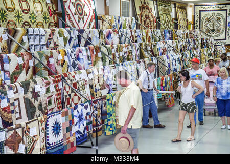 Kutztown Pennsylvania,Kutztown Folk Festival,Pennsylvania Dutch folklife,tradizione,arte & artigianato,vendita trapunte & asta,vendita display,uomo uomini maschio,donna Foto Stock