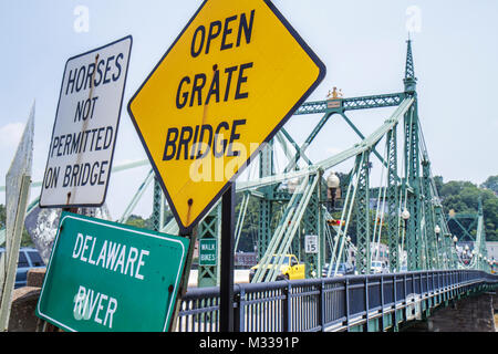 Pennsylvania,PA,Northeastern,Easton,Delaware River,Northampton Street Bridge,segnaletica stradale,open grate,cavalli non ammessi,ingegneria,capriate in acciaio,rai Foto Stock