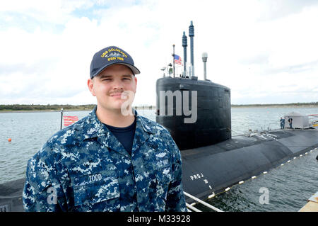 PORT CANAVERAL, Fla. (12 gennaio 2018) specialista culinaria di prima classe Michael A. Todd, assegnato al gruppo Pre-Commissioning Colorado (SSN 788) pone per un Foto Stock