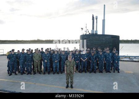 PORT CANAVERAL, Fla. (12 gennaio 2018) di ufficiali e di membri dell'equipaggio assegnati a unità Pre-Commissioning Colorado (SSN 788) post per un gruppo Foto Stock