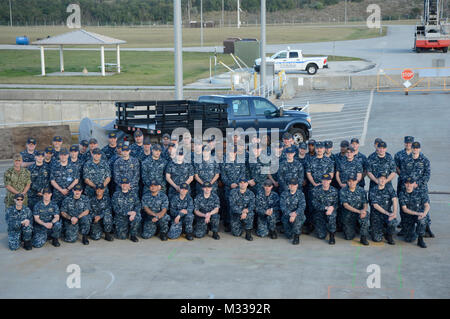 PORT CANAVERAL, Fla. (12 gennaio 2018) di ufficiali e di membri dell'equipaggio assegnati a unità Pre-Commissioning Colorado (SSN 788) rappresentare per un gruppo Foto Stock