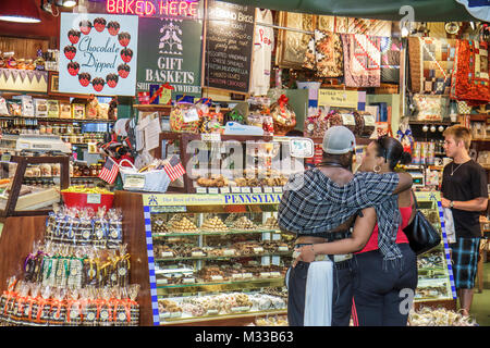 Philadelphia, Pennsylvania, Reading Terminal Market, Center City, mercato agricolo storico, contadini, agricoltori, cibo locale, Pennsylvania General Store, panetteria, b Foto Stock