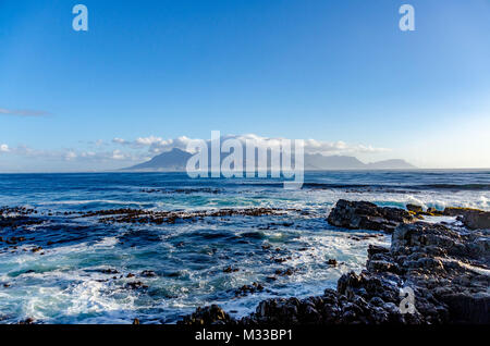 Vista della Table Mountain dall'Isola di Robben , Città del Capo Sud Africa Foto Stock