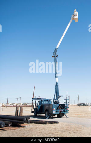 Petty Officer 2a classe Christopher Danner, 366 Training Squadron impianti elettrici istruttore dimostra come per azionare i comandi della benna carrello a Sheppard Air Force Base in Texas, Gennaio 24, 2018. Danner della classe è nel blocco di cinque delle sei e pianificata per laurearsi il 8 marzo. (U.S. Air Force Foto Stock