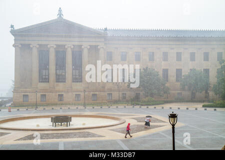 Philadelphia Pennsylvania, Philadelphia Museum of Art, istituzione, ingresso principale plaza, versando pioggia, cortile, bagnato, donna donna donne, uomo uomini maschio, walki Foto Stock