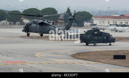 Un HH-60G Pave Hawk elicottero assegnato alla cinquantaseiesima Rescue Squadron atterra con un italiano HH-101A Cesare vicino la base aerea di Aviano, Italia, durante una routine di formazione missionaria a gennaio 26, 2018. Membri provenienti da la 56th e la 57th RQS sono battenti in tutta la regione durante diverse incursioni di formazione. La loro presenza all'interno dell'area aumenterà man mano che iniziano per la transizione dalla Royal Air Force Base Lakenheath, Inghilterra. Circa 350 personale, cinque HH-60G Pave Hawk elicotteri sono attesi a trasferirsi a Aviano AB nel tentativo di stabilire il permanere di un personale percorso di recupero all'interno dell'Europa. (U.S. Aria F Foto Stock