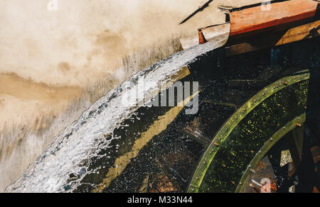 Il vecchio mulino ad acqua di lavoro ruota con caduta di acqua Foto Stock