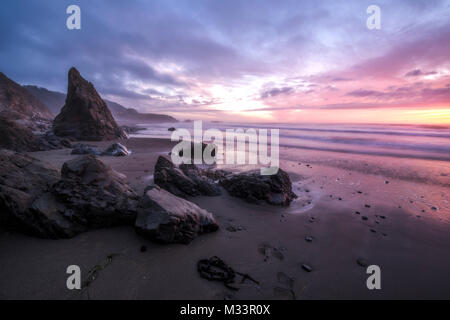 Un tramonto mozzafiato si illumina Westport spiaggia a Mendocino litorale della California del Nord. Foto Stock