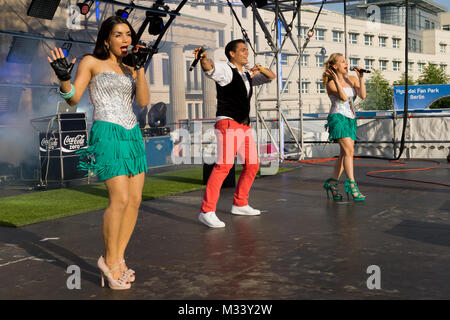 Hot Banditoz, Diba Hakimi, Silva Gonzales und Gabriela Gottschalk (v.l.n.r.), (Latino-Pop) an der Fanmeile auf der Hauptbühne zur Europameisterschaft 2012 am Brandenburger Tor in Berlino. Foto Stock