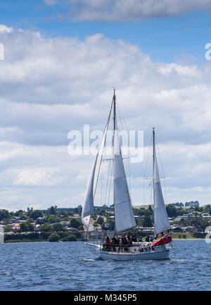 Barca a vela sul Lago Taupo, Nuova Zelanda Foto Stock